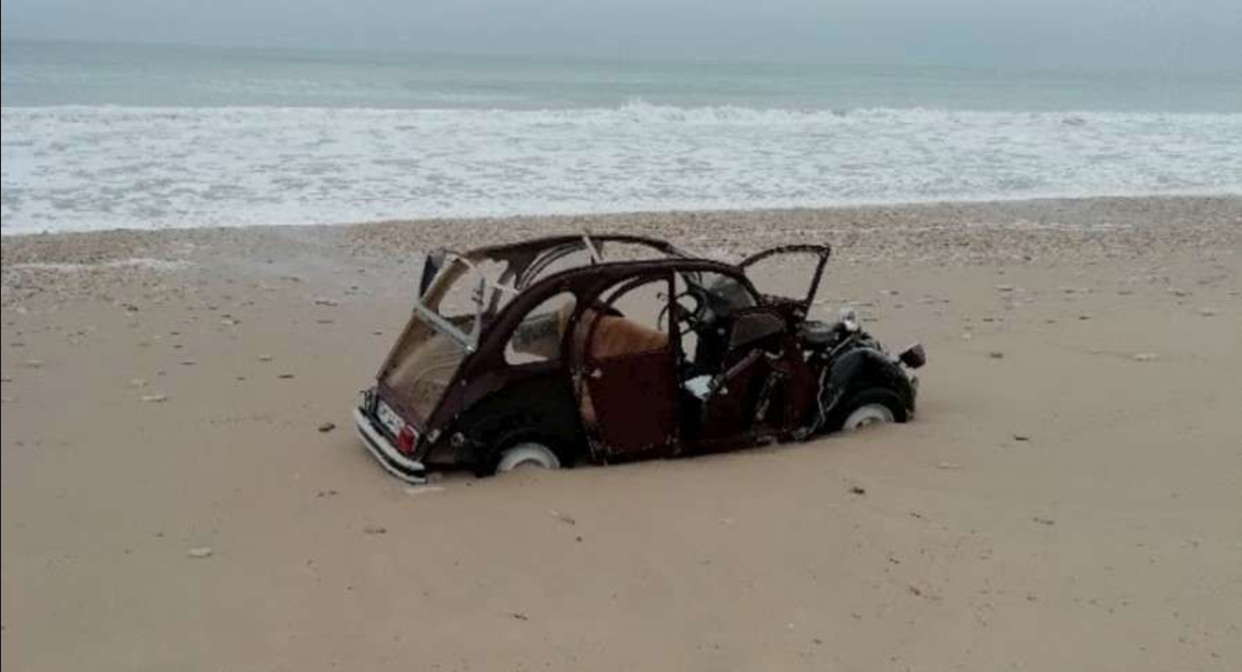, Île de Ré : une Citroën 2CV détruite par la marée